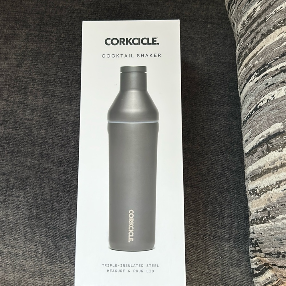 Cornice cocktaill shaker 3 in one shaker and strainer